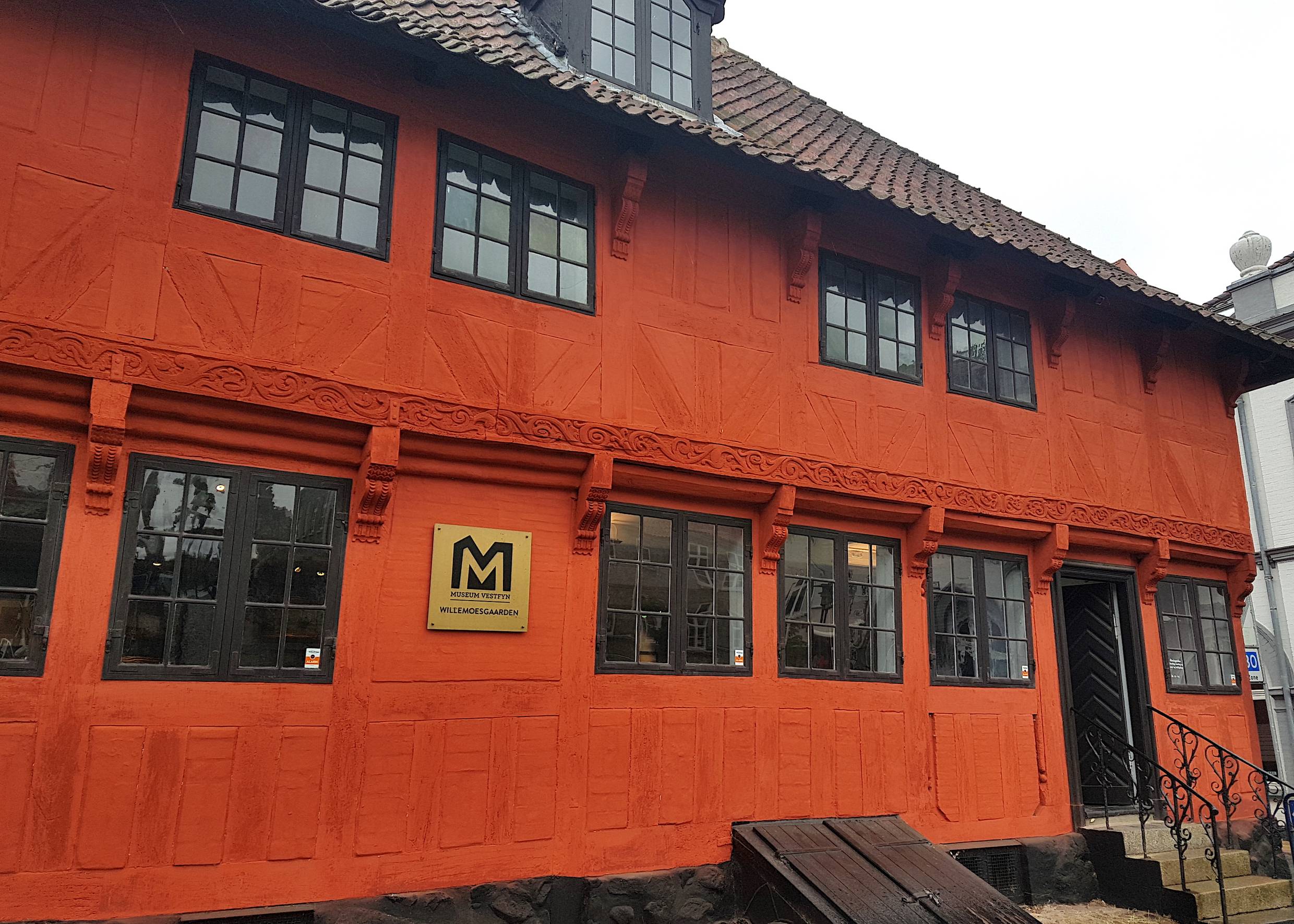 Imposanter, roter Fachwerkbau