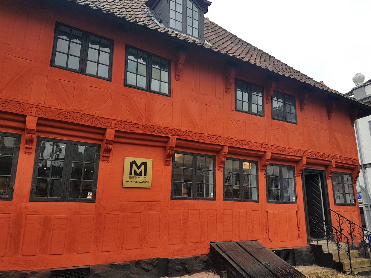 Imposanter, roter Fachwerkbau