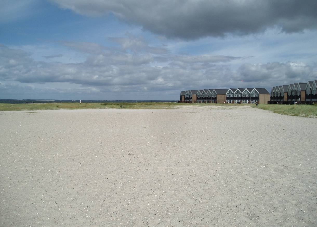 Breiter Strand, im Hintergrund Reihenhäuser