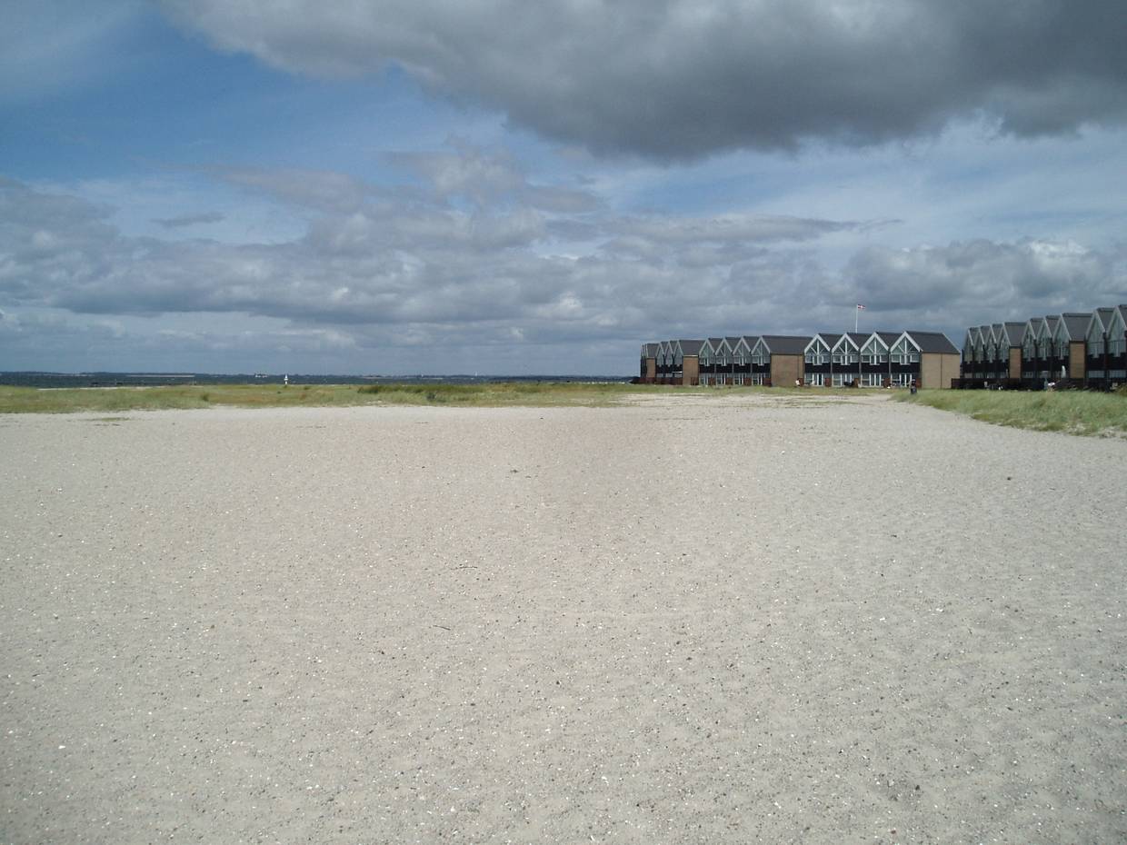 Breiter Strand, im Hintergrund Reihenhäuser