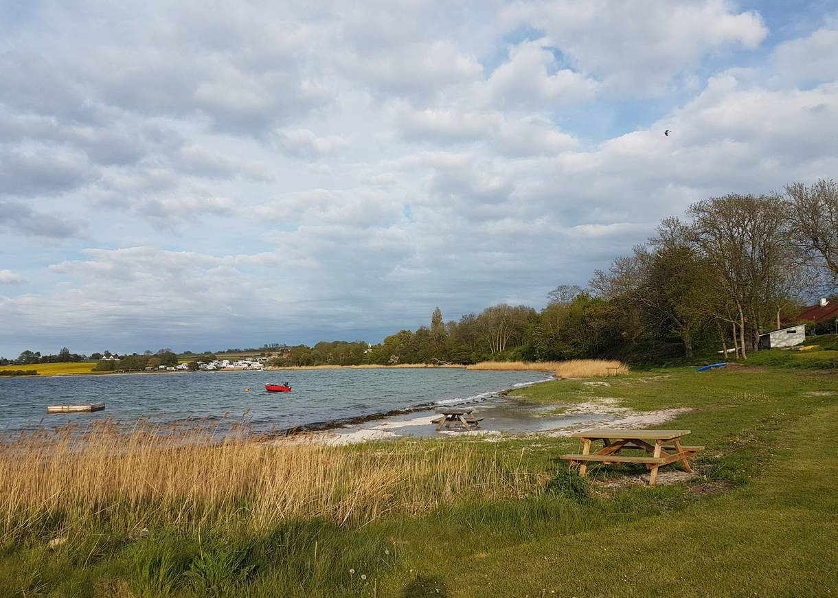 Badeplatz mit Picknickbank an einer kleinen Bucht