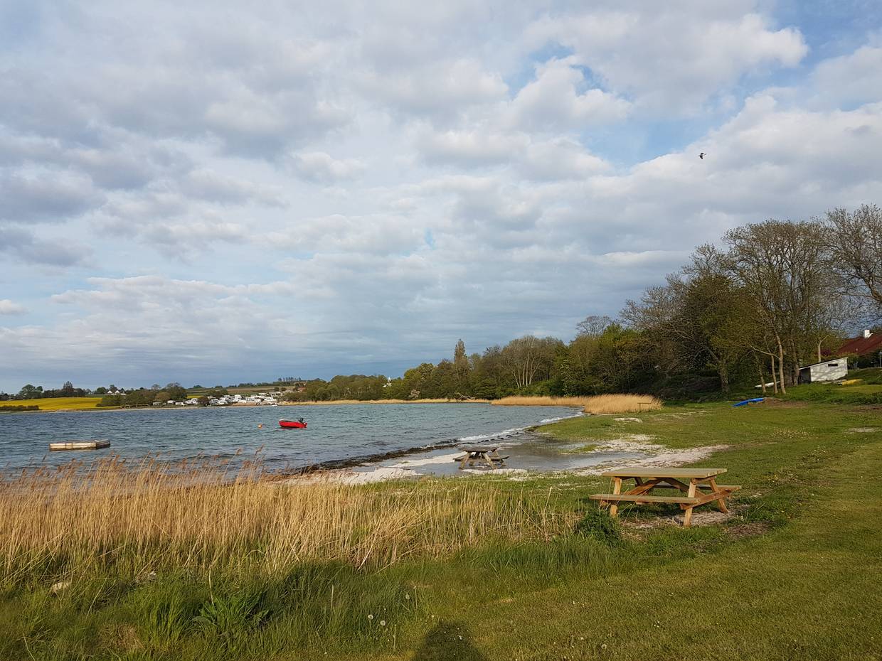 Badeplatz mit Picknickbank an einer kleinen Bucht
