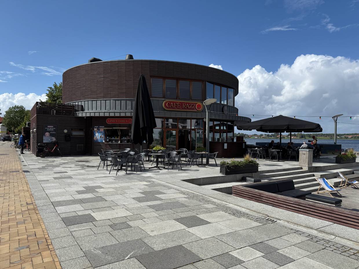 Modernes Gastronomiegebäude an der Kaimauer