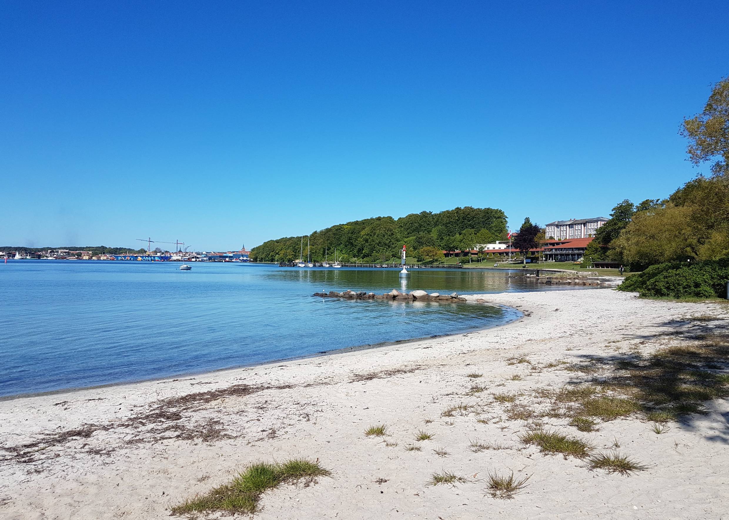 Sandstrand mit Blick auf den Svenborg Hafen