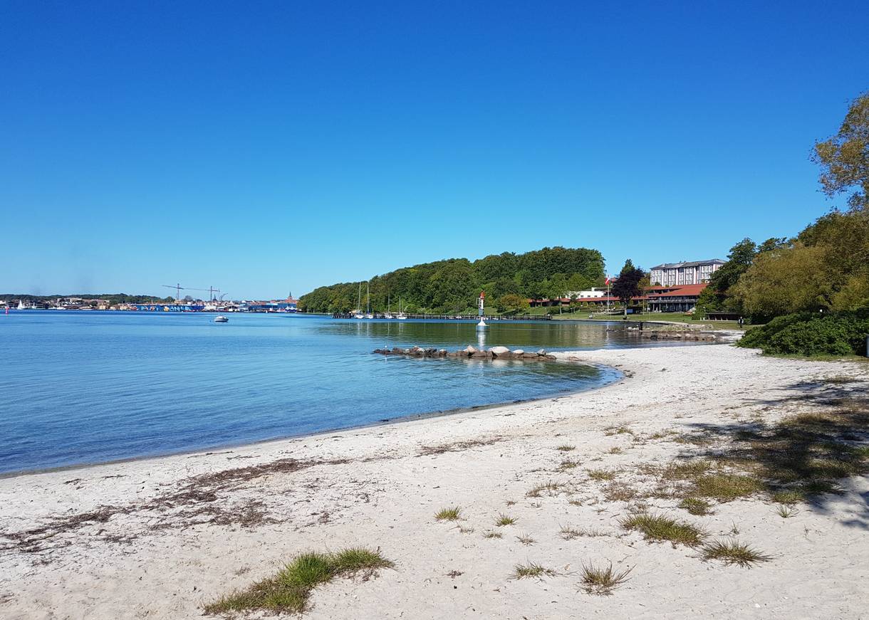 Sandstrand mit Blick auf den Svenborg Hafen