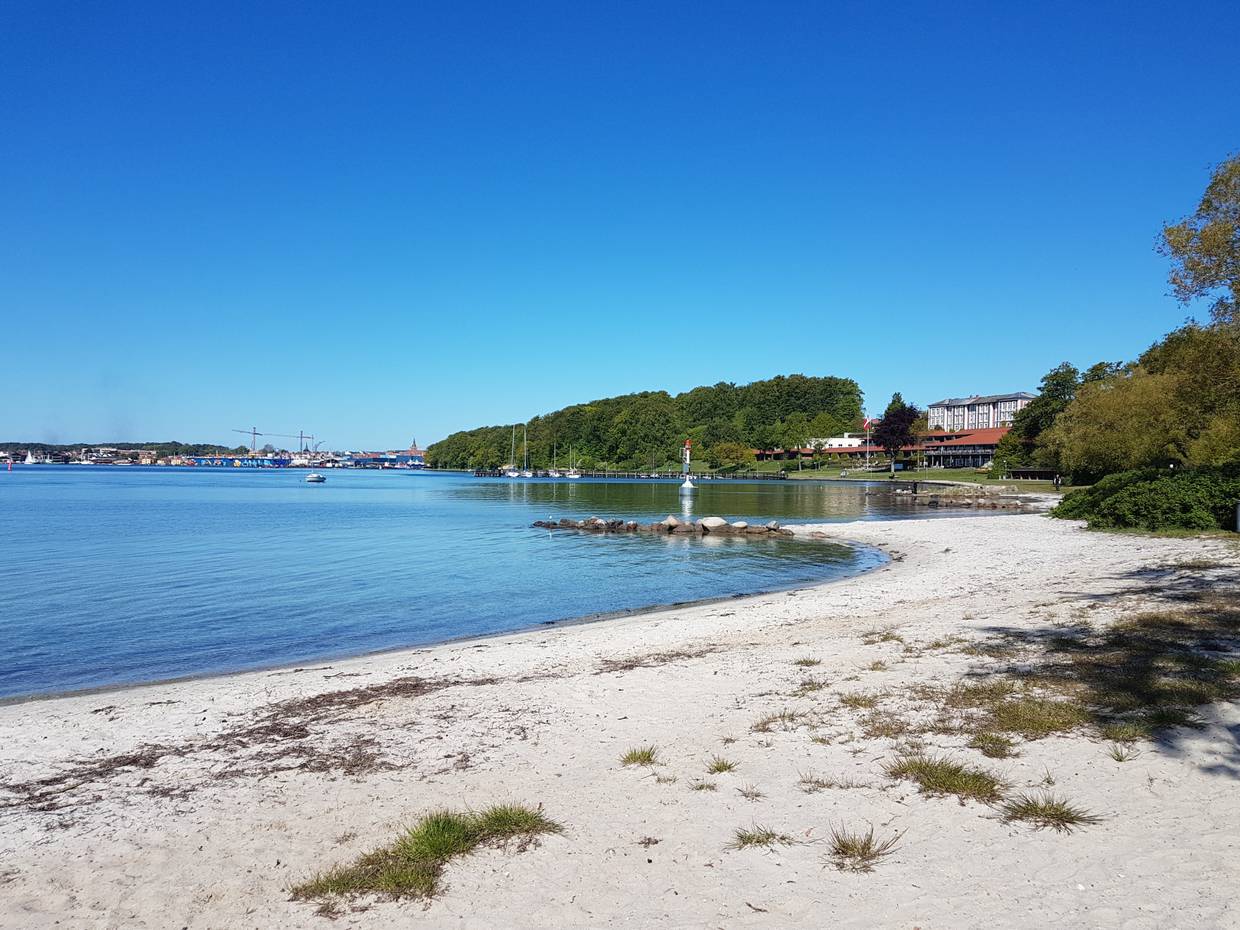 Sandstrand mit Blick auf den Svenborg Hafen