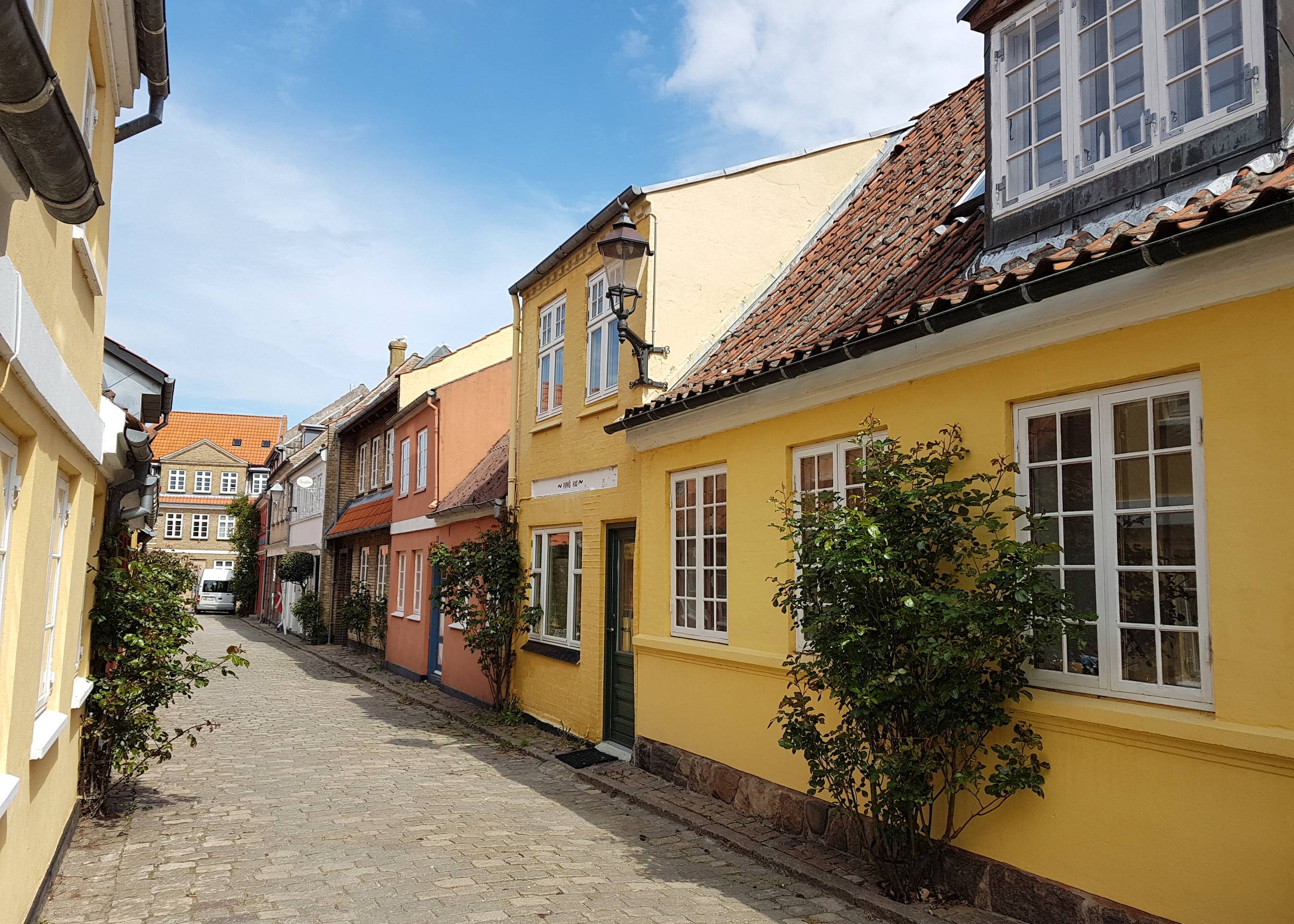 Kleine farbige Häuser in einer Gasse