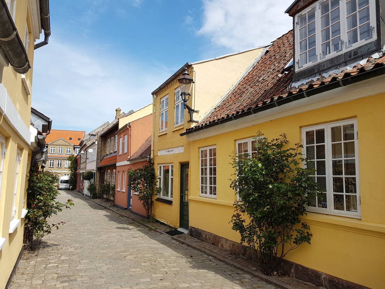 Kleine farbige Häuser in einer Gasse