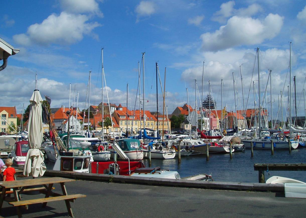 Jachthafen mit Segelboote in der Stadt