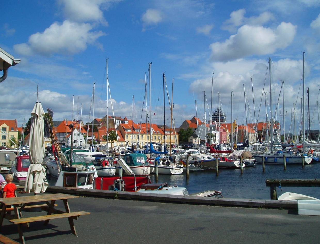 Jachthafen mit Segelboote in der Stadt