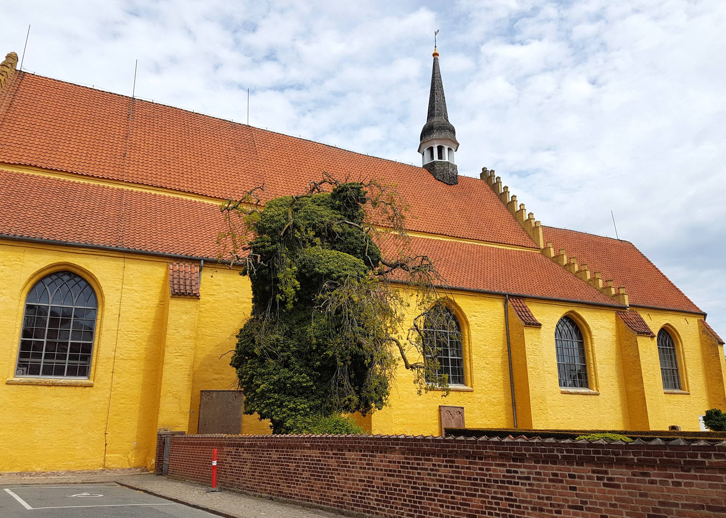 Große, gelbe Kirche