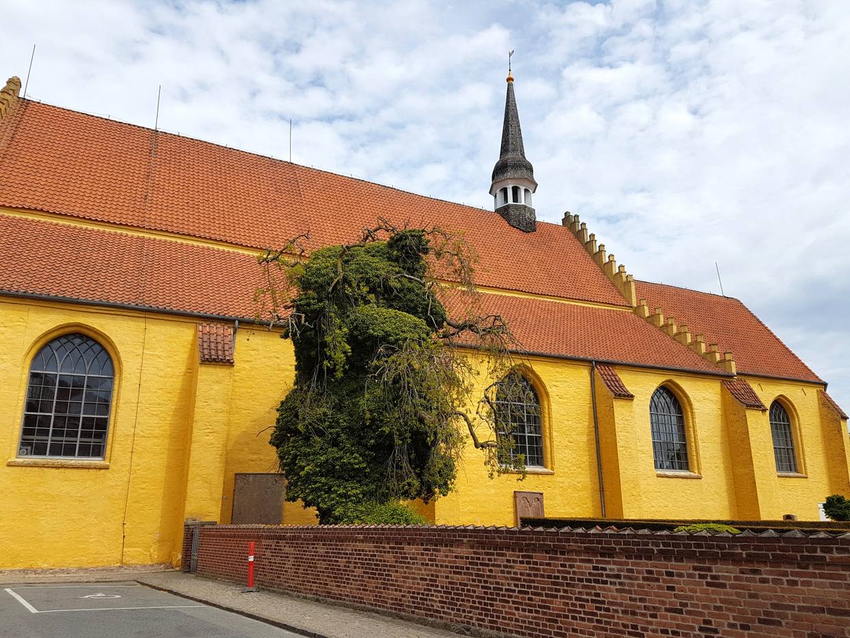 Große, gelbe Kirche