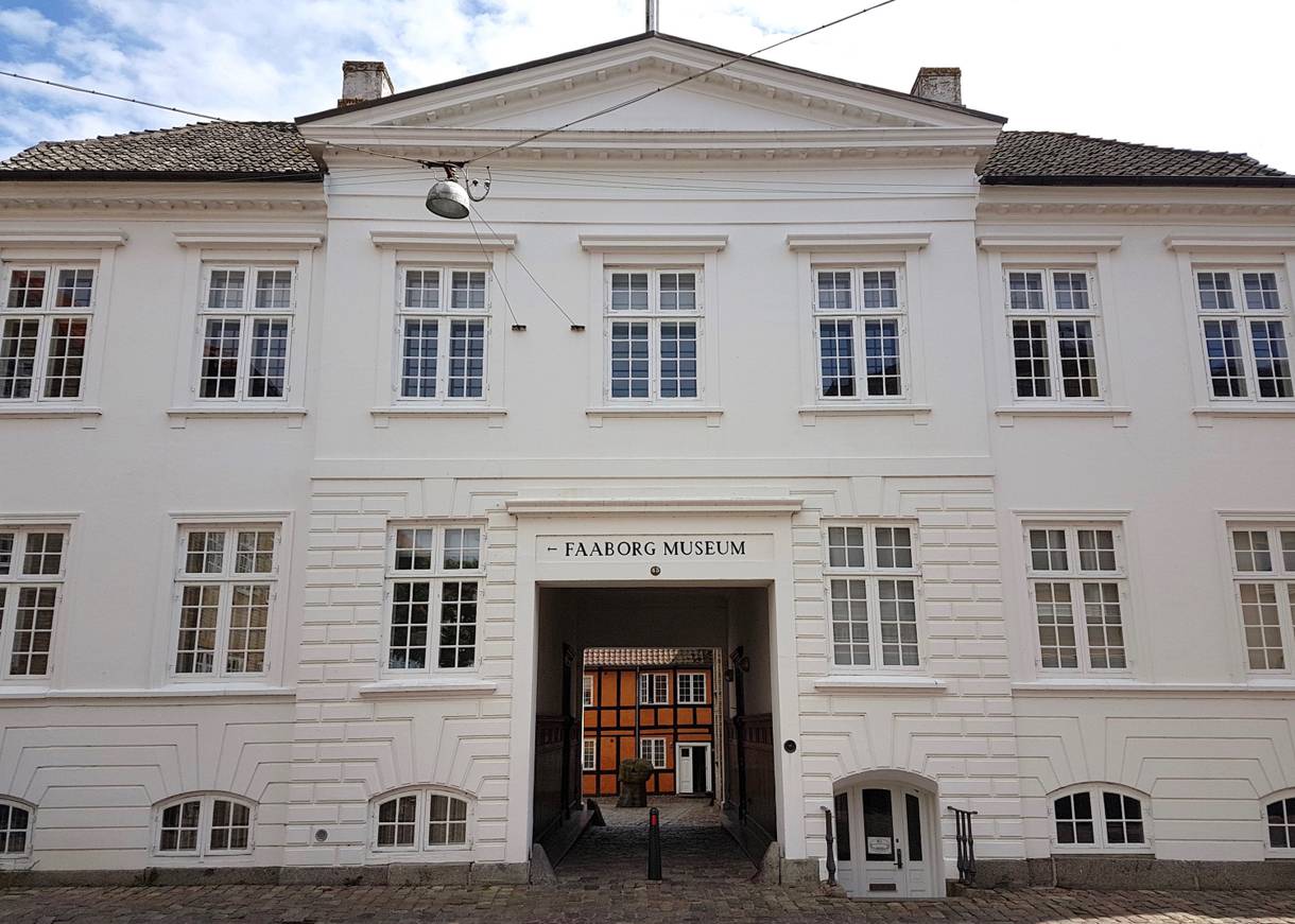 Das weiße Gebäude des Faaborg Museums