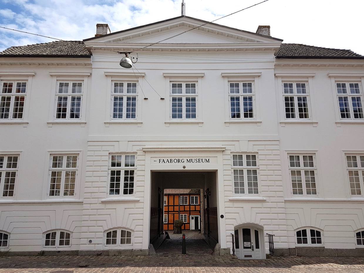 Das weiße Gebäude des Faaborg Museums