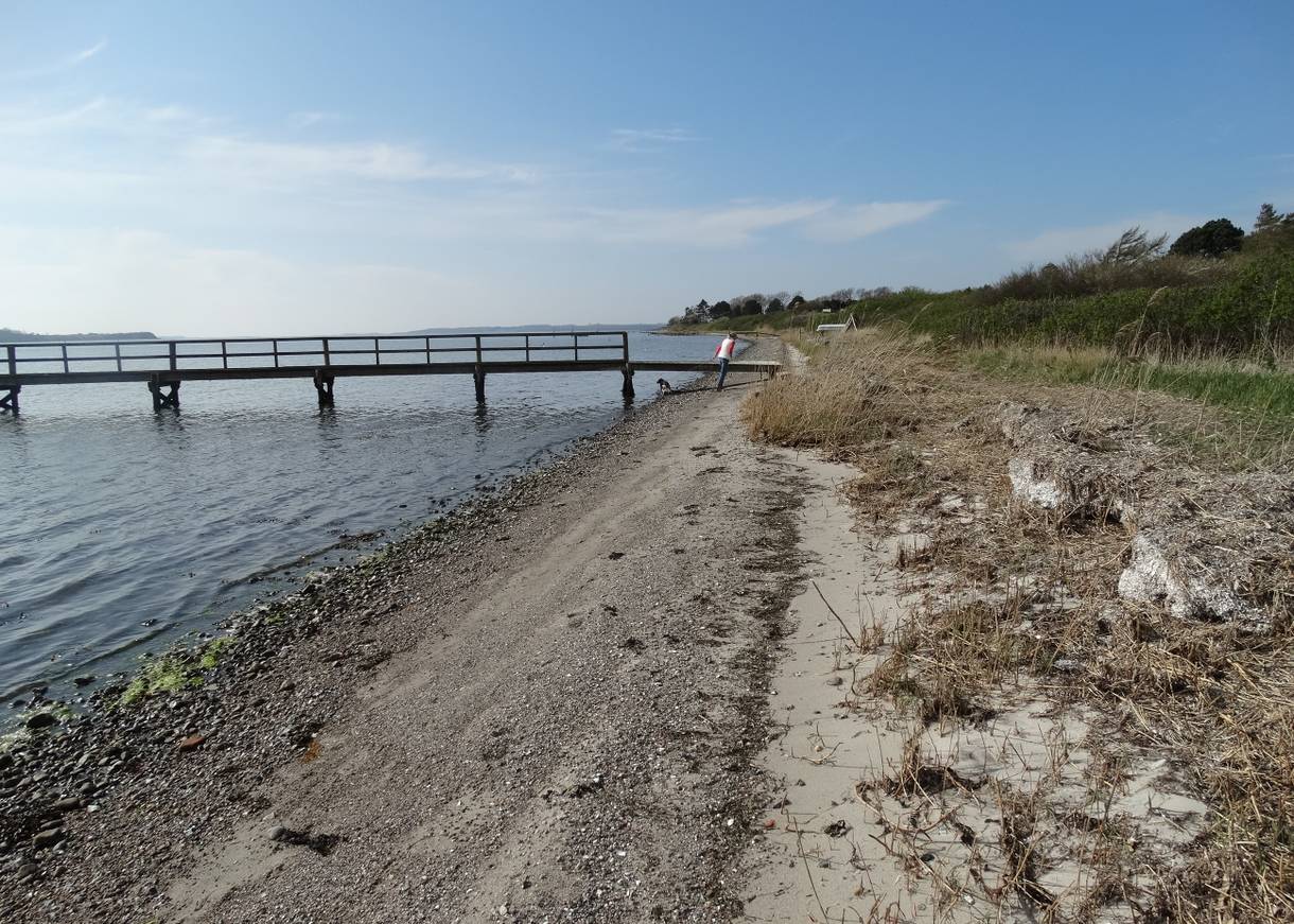 Schmaler Strand mit vielen Steinen