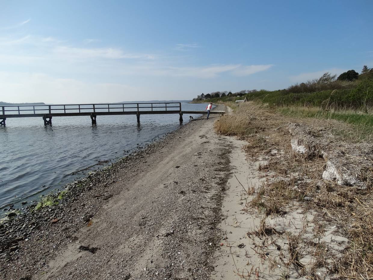 Schmaler Strand mit vielen Steinen