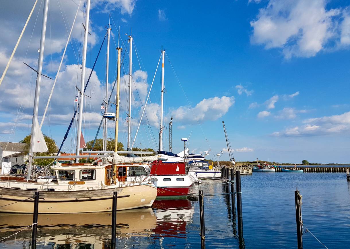 Bunte Segeljachten in einem kleinen Hafen
