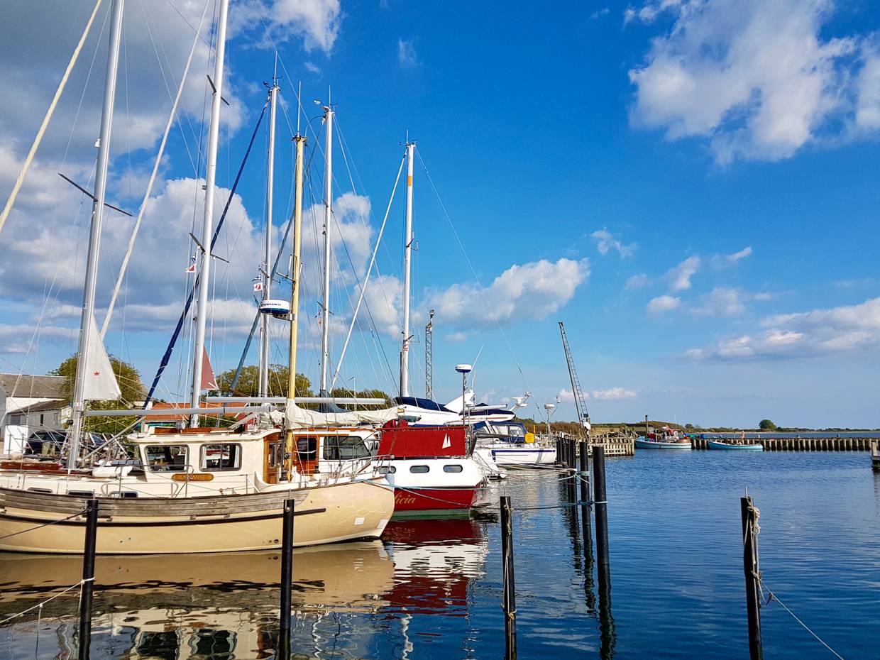 Bunte Segeljachten in einem kleinen Hafen