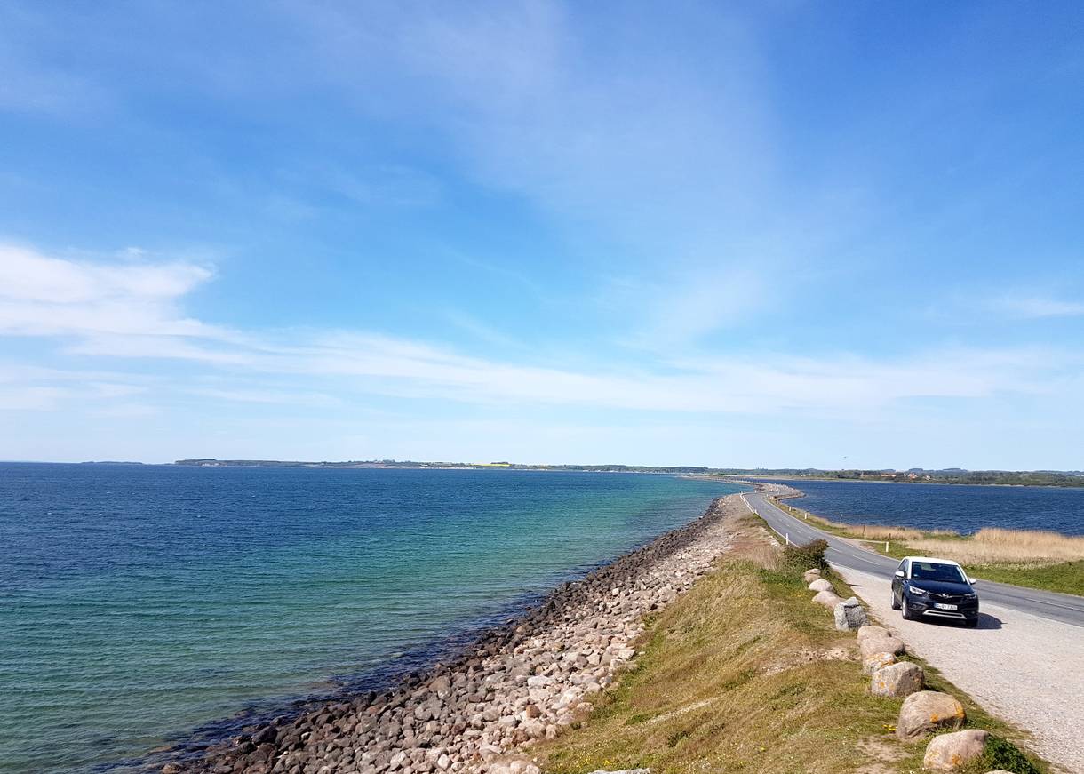 Schmaler Damm auf eine Insel