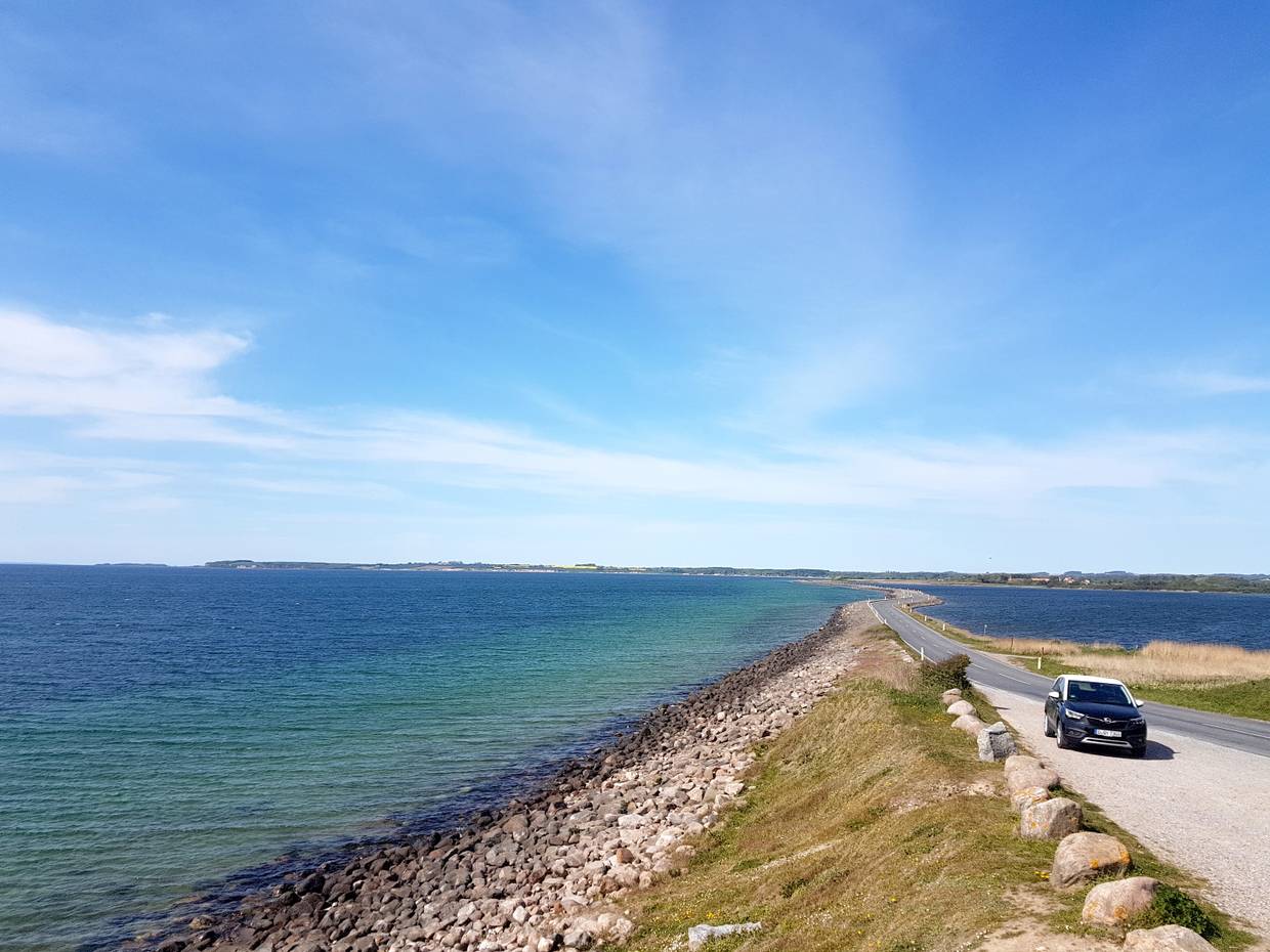 Schmaler Damm auf eine Insel