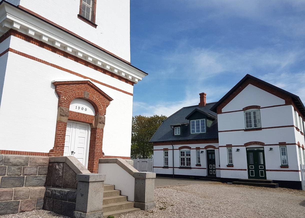 Eingang und Nebengebäude eines Leuchtturms