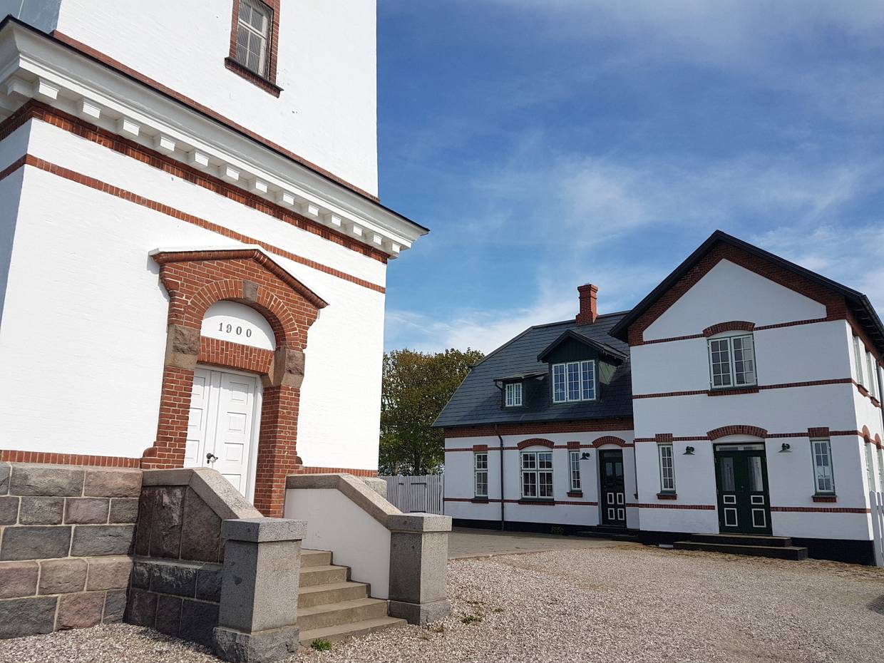 Eingang und Nebengebäude eines Leuchtturms