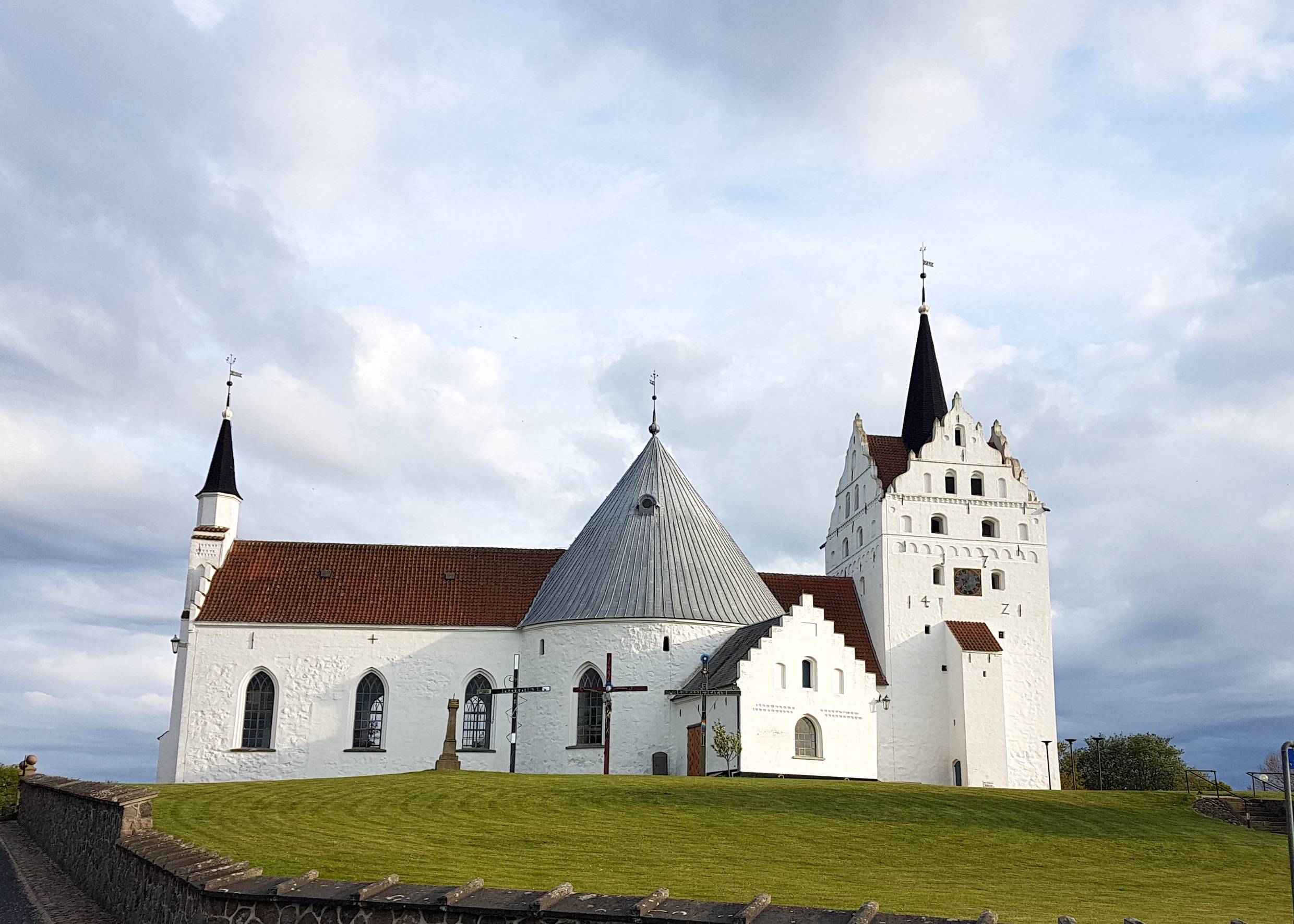 Große weiße Kirche auf einem kleinen Hügel