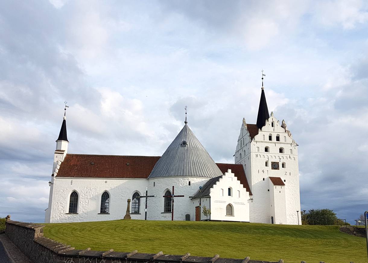 Große weiße Kirche auf einem kleinen Hügel