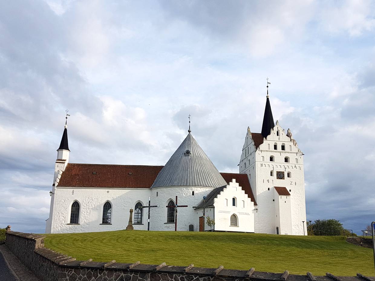 Große weiße Kirche auf einem kleinen Hügel