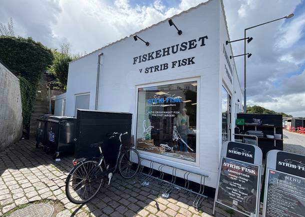 Ein kleines Eckgebäude mit einem Fischgeschäft