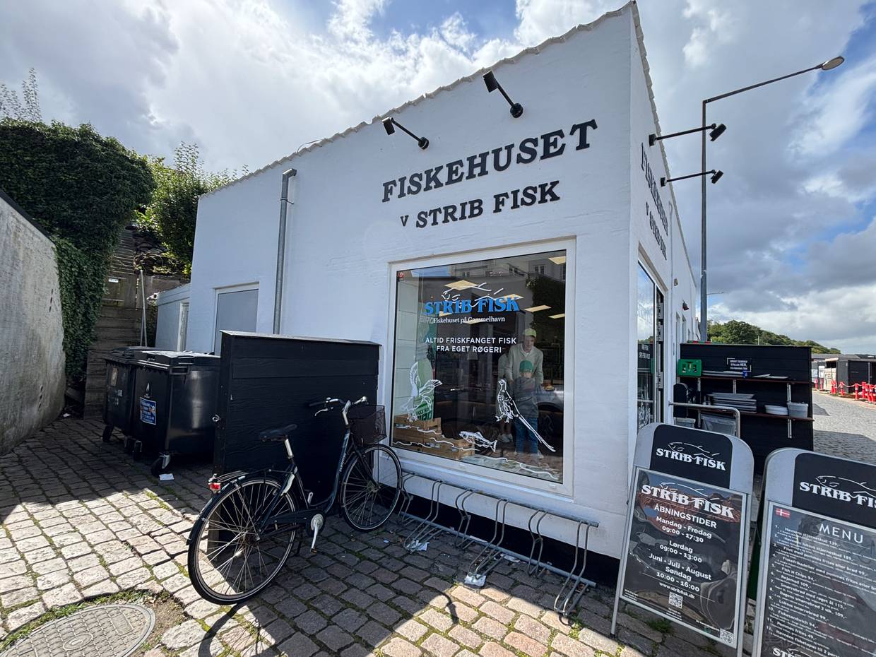 Ein kleines Eckgebäude mit einem Fischgeschäft