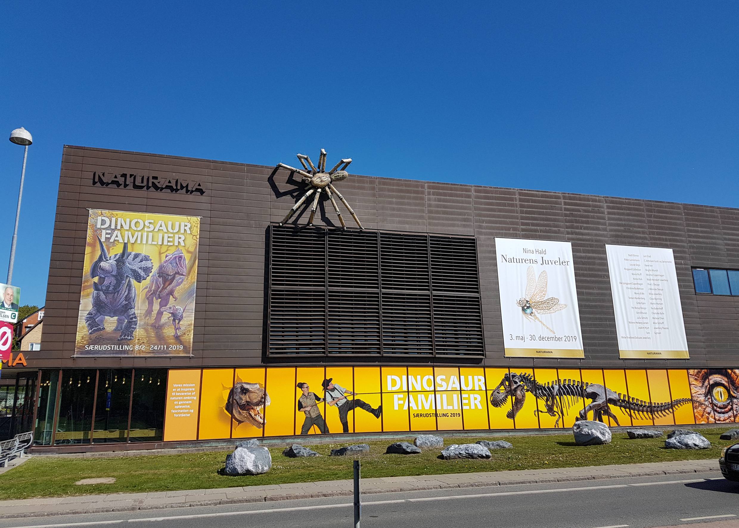 Moderner Museumsbau mit Werbung für eine Dinosaurierausstellung