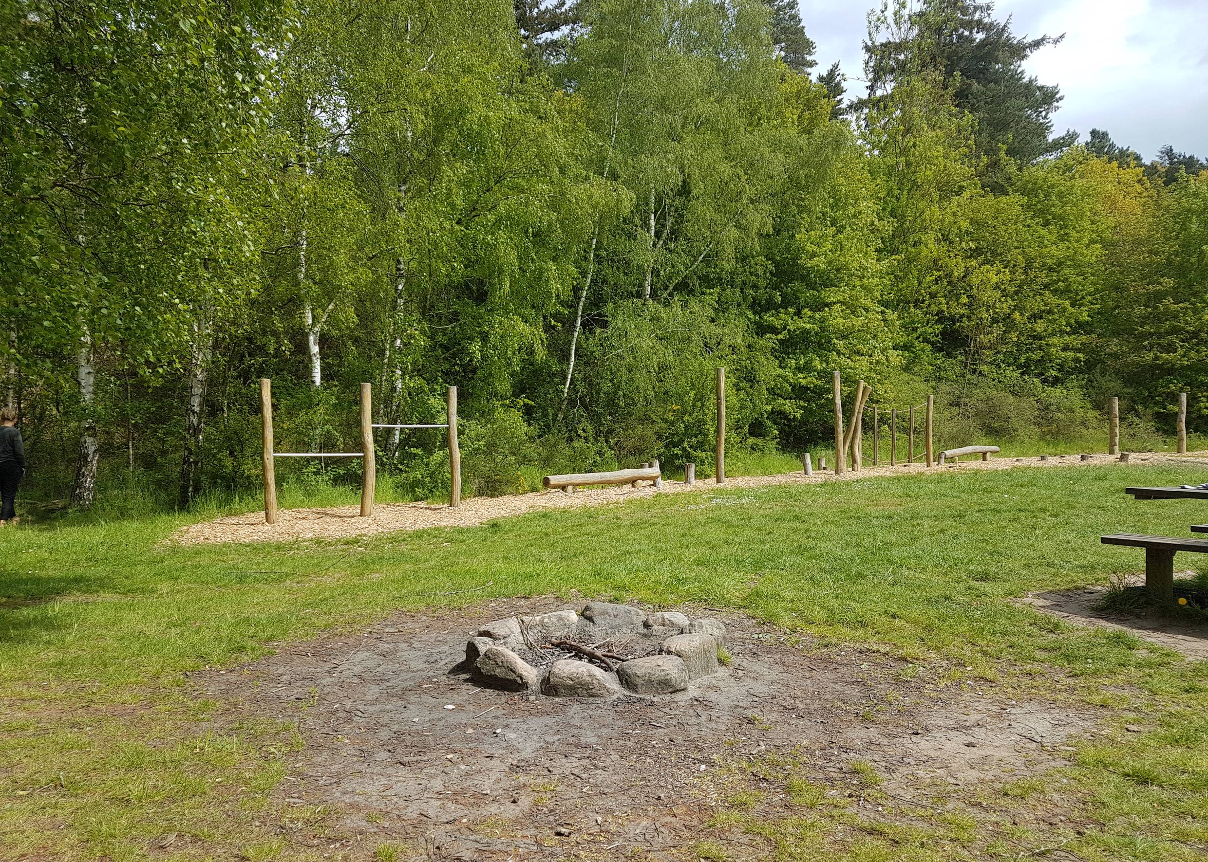 Feuerstelle auf einer Spielwiese