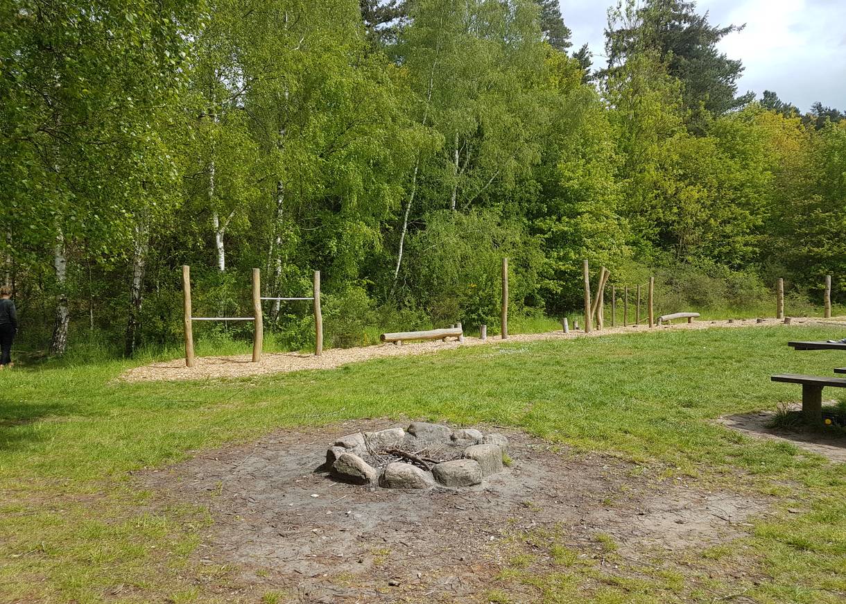 Feuerstelle auf einer Spielwiese