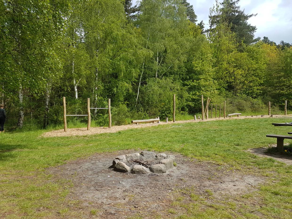 Feuerstelle auf einer Spielwiese