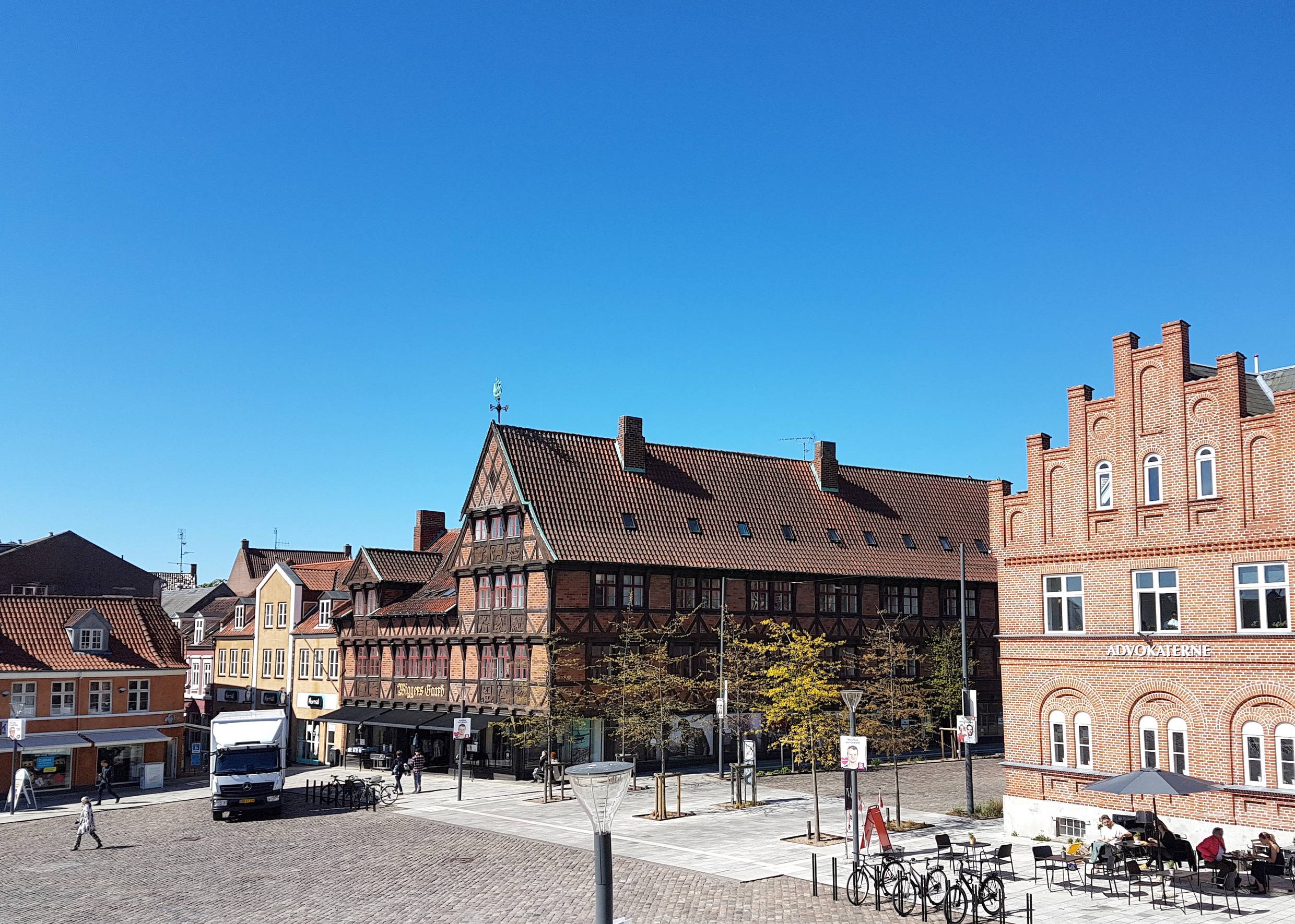 Großer Platz mit alten Fachwerkhäusern