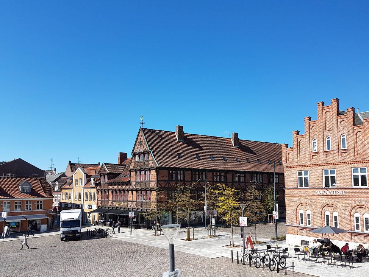 Großer Platz mit alten Fachwerkhäusern