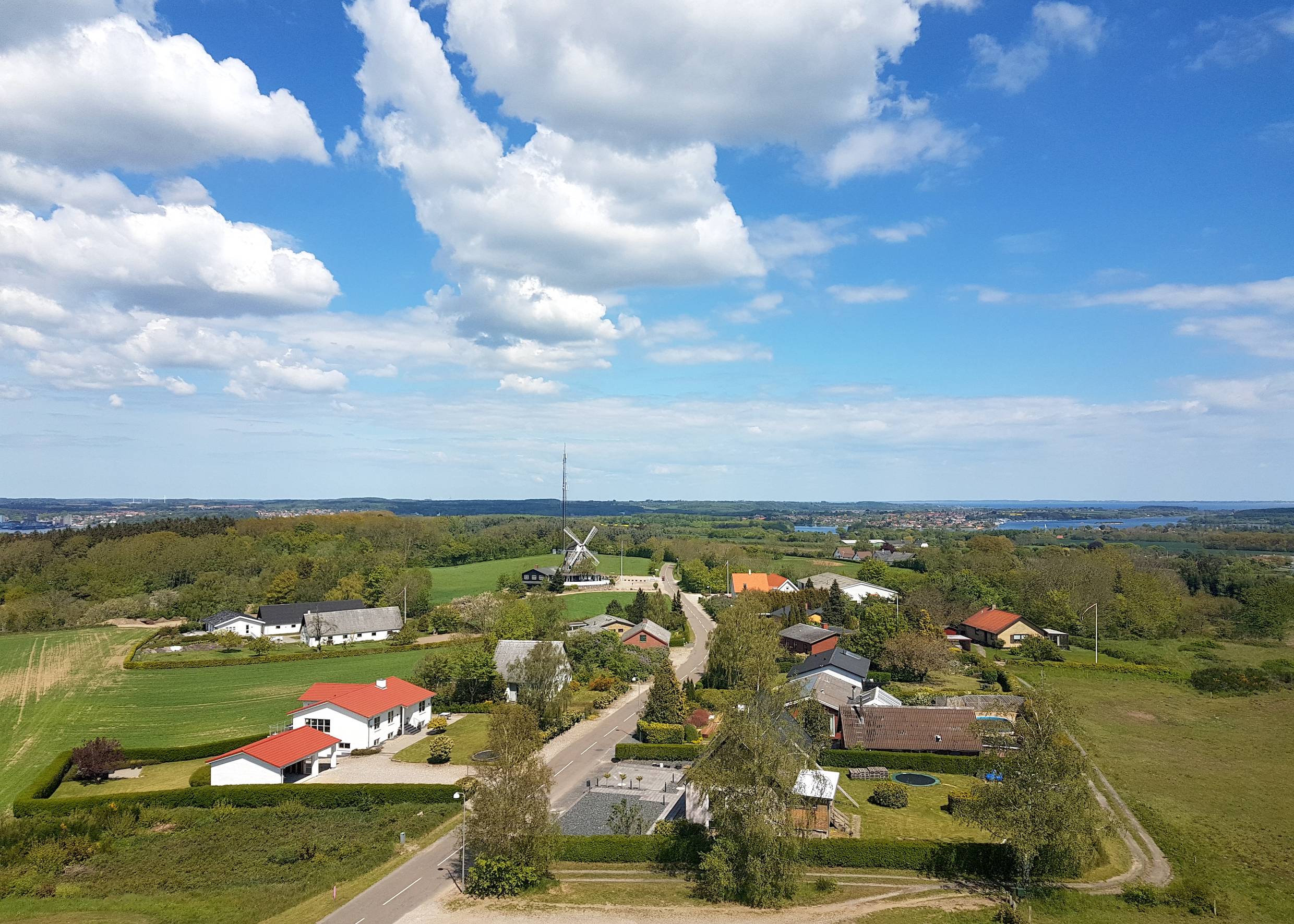 Ausblick vom Turm auf einige Wohnhäuser und eine Windmühle