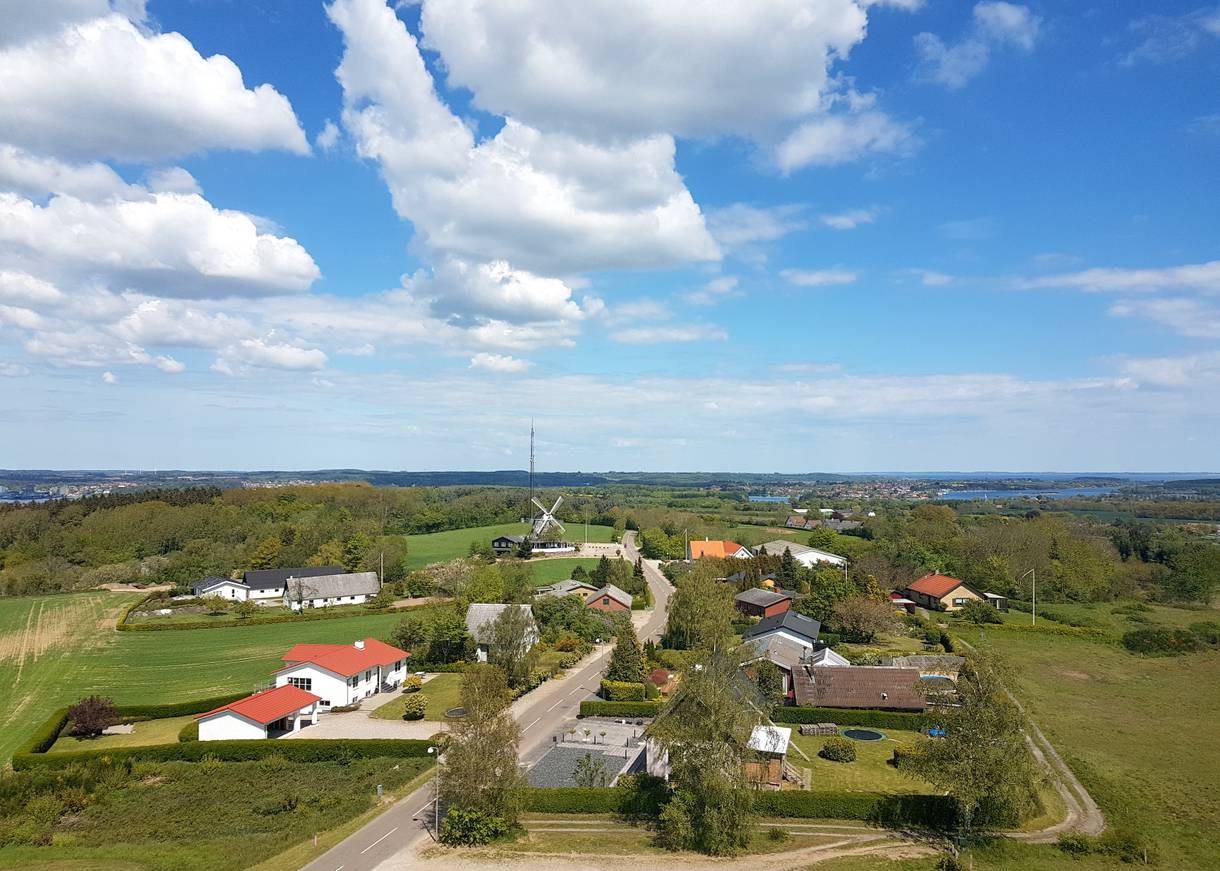 Ausblick vom Turm auf einige Wohnhäuser und eine Windmühle