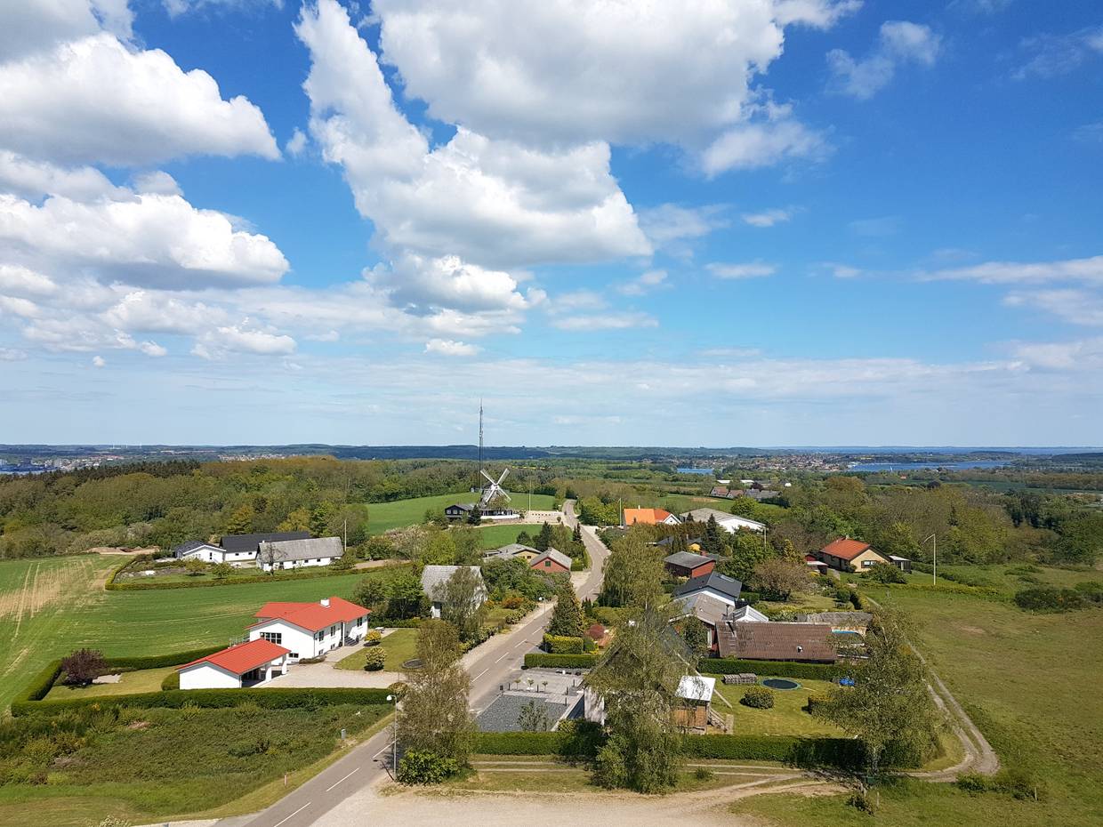Ausblick vom Turm auf einige Wohnhäuser und eine Windmühle