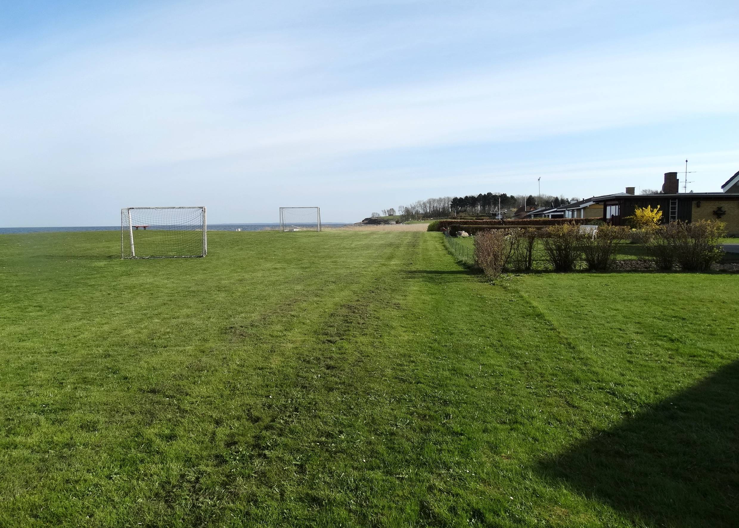 Wiese vor den Ferienhäusern mit Fußballtoren