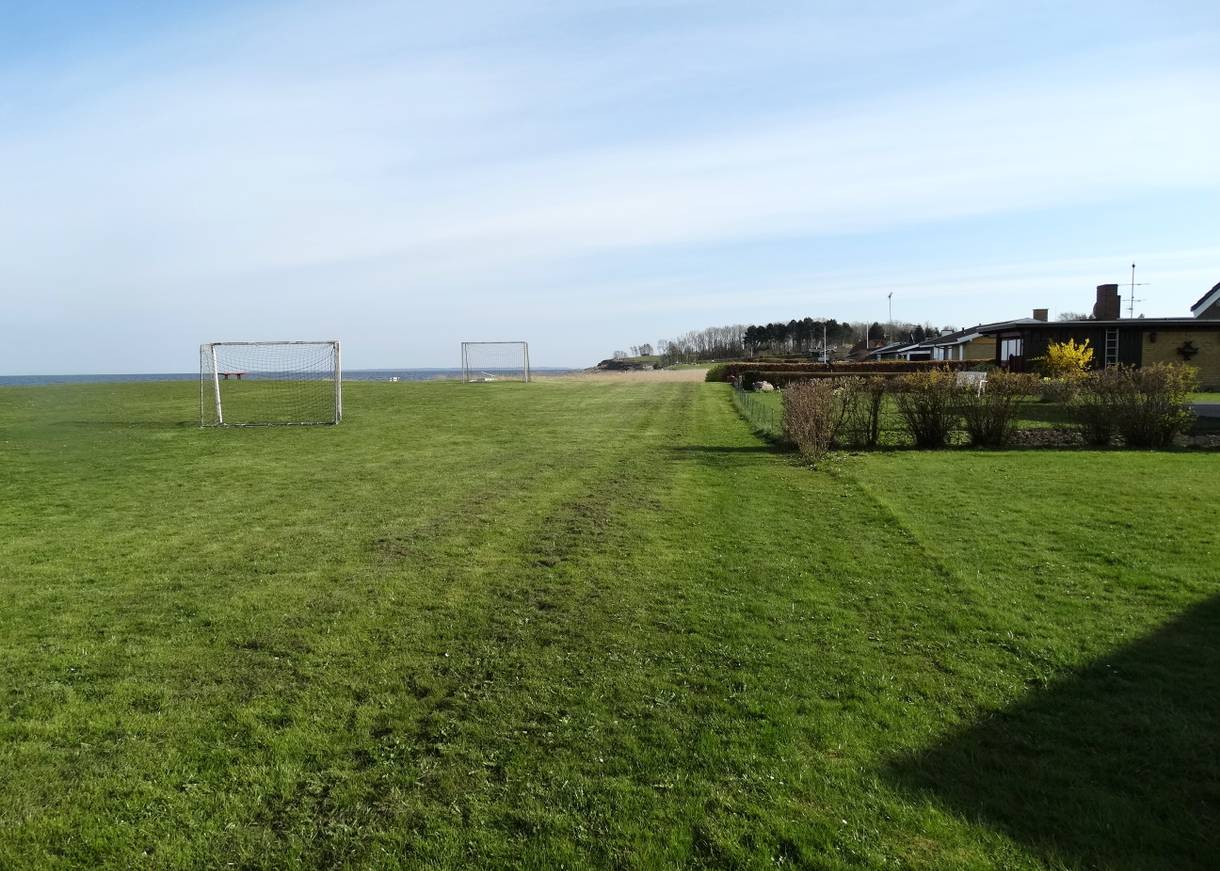 Wiese vor den Ferienhäusern mit Fußballtoren