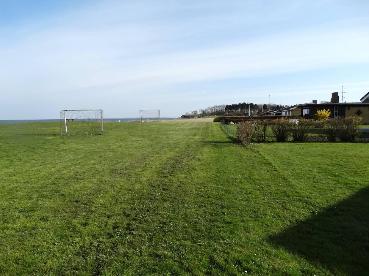 Wiese vor den Ferienhäusern mit Fußballtoren