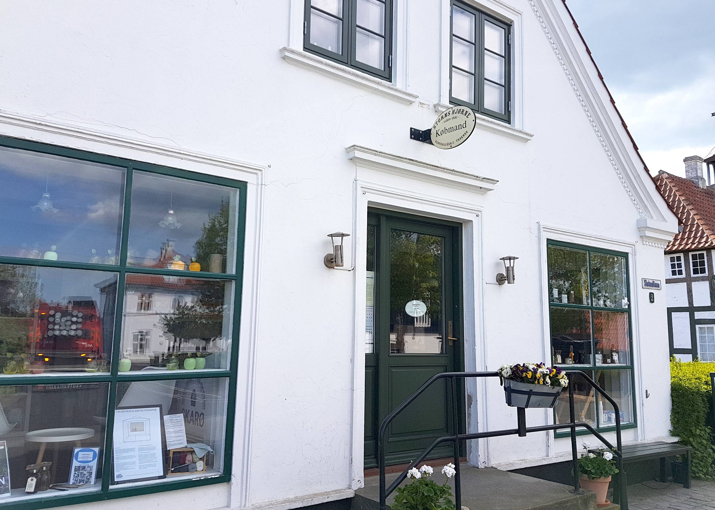 Schaufenster eines kleinen Dorfladens