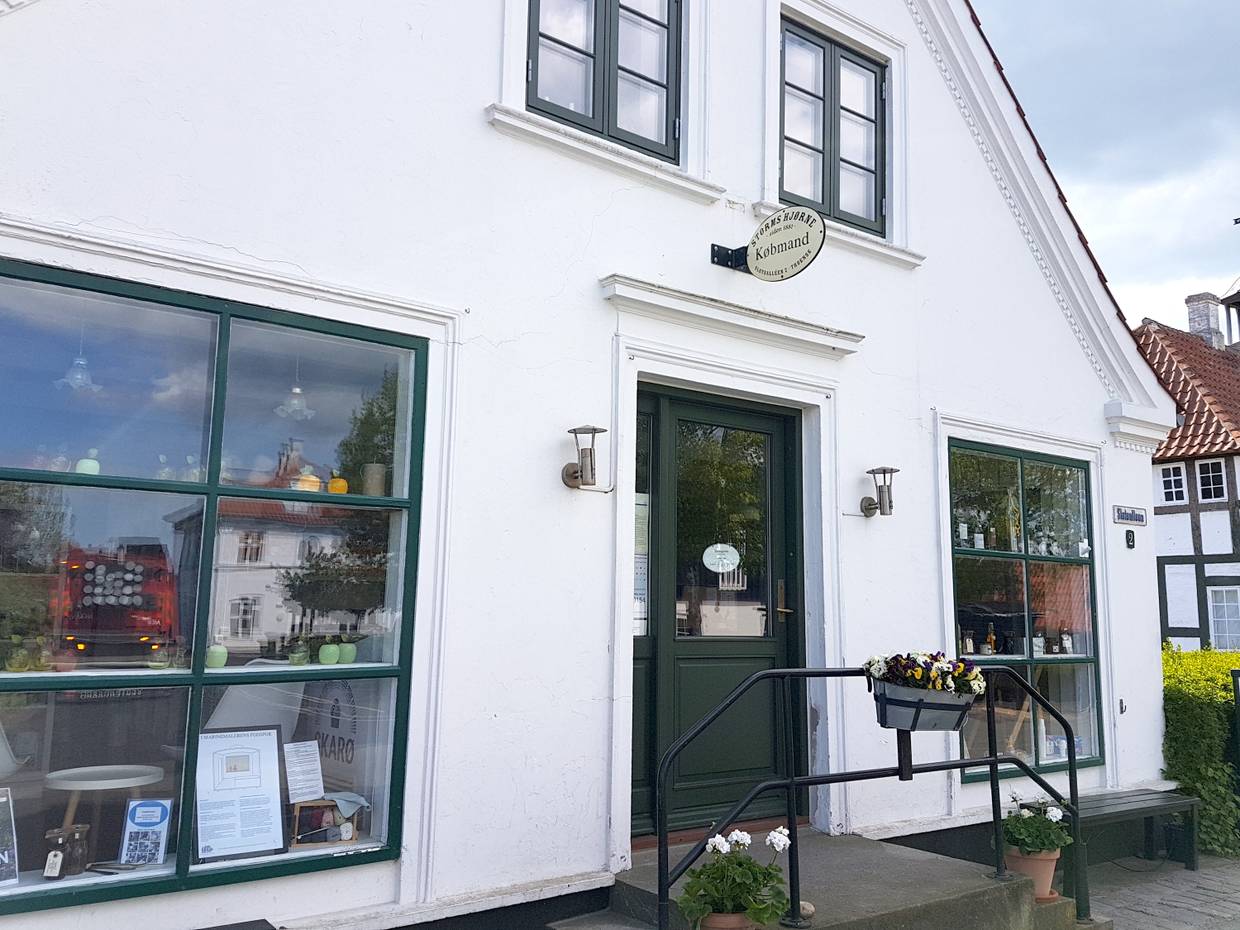 Schaufenster eines kleinen Dorfladens