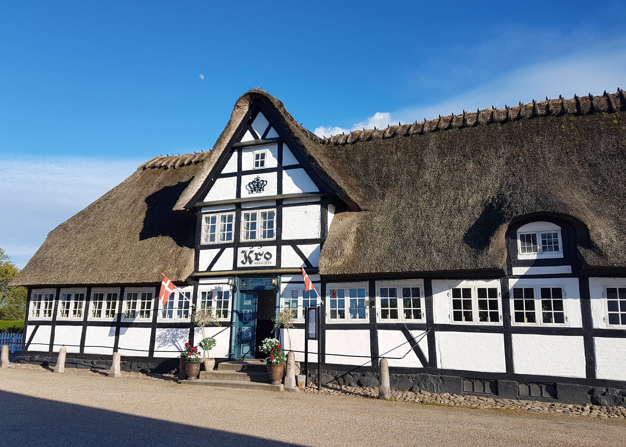 Weißer Fachwerkhof mit einem Gasthaus