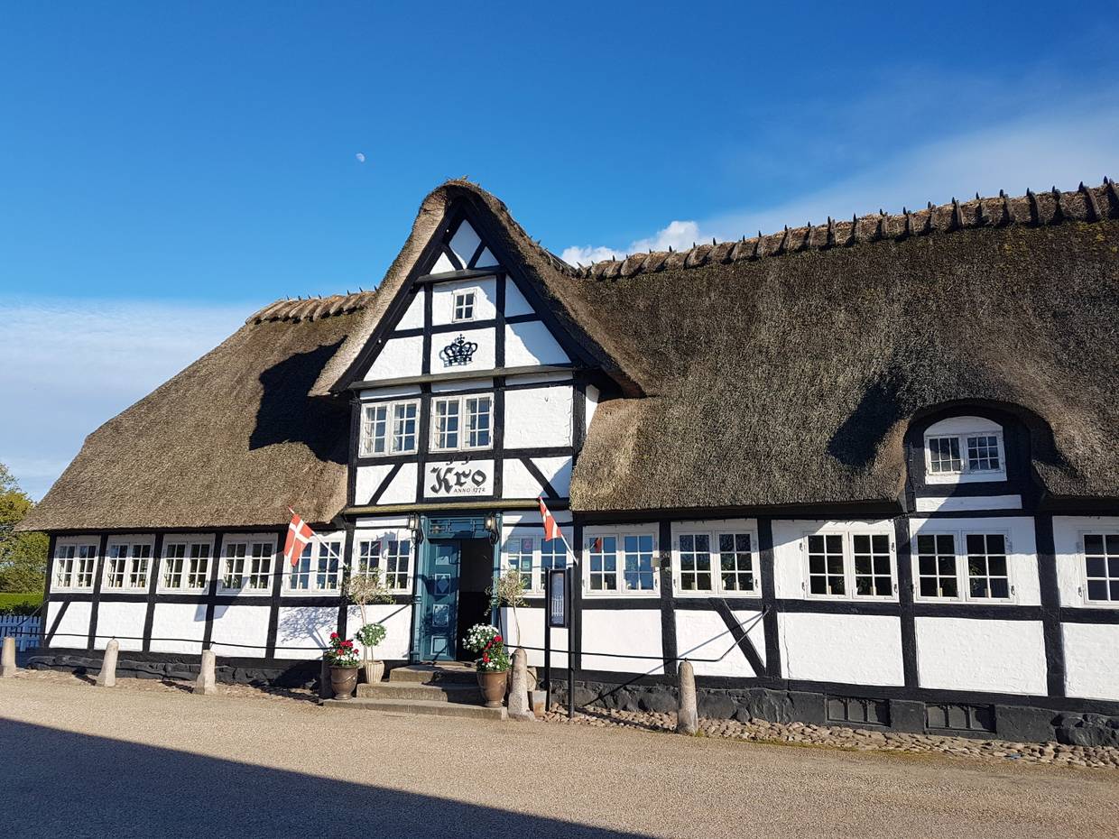 Weißer Fachwerkhof mit einem Gasthaus