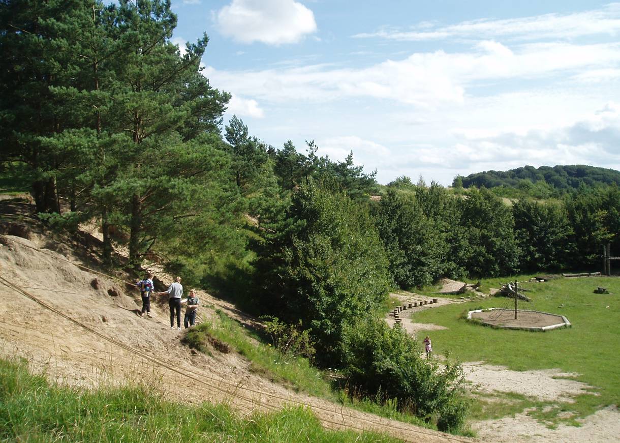 Kletterseil an einem Hang auf einem Waldspielplatz