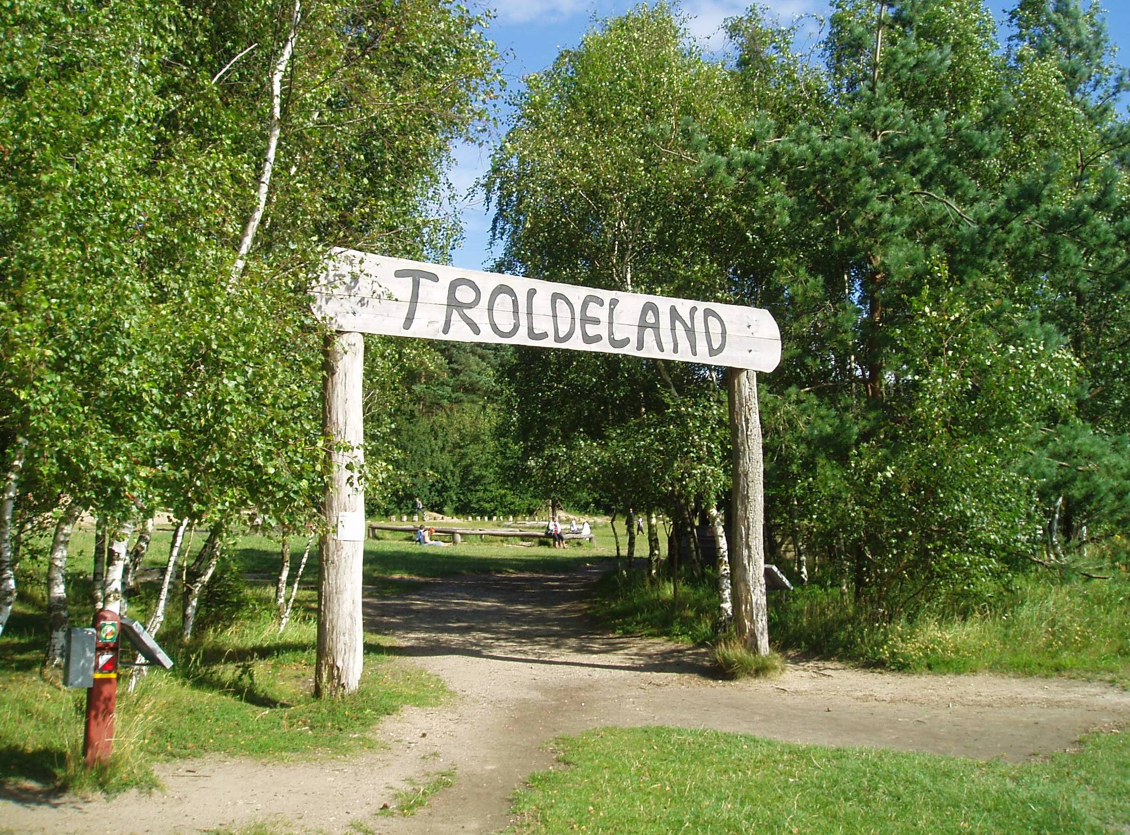 Holztorbogen mit Aufschrift Troldeland