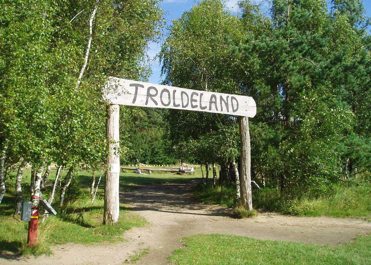 Holztorbogen mit Aufschrift Troldeland